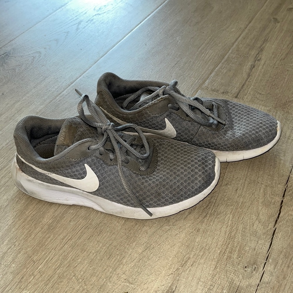 Nike Tanjun sneakers Wolf grey/white size 4.5